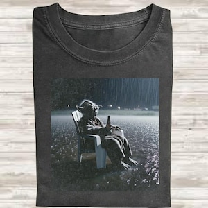 Camiseta Baby Yoda bebiendo cerveza, colores cómodos; camiseta gráfica de ciencia ficción con galaxia lluviosa; camiseta espacial vintage divertida; camiseta para viaje a Disney; fan de Star Wars. imagen 1