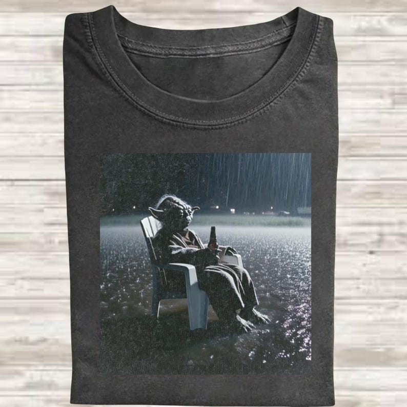 Camiseta Baby Yoda bebiendo cerveza, colores cómodos; camiseta gráfica de ciencia ficción con galaxia lluviosa; camiseta espacial vintage divertida; camiseta para viaje a Disney; fan de Star Wars. imagen 1