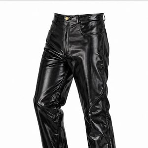 Op de afbeelding: Glanzende zwarte leren broek met een klassiek vijf-zakken ontwerp. De broek heeft een knoop- en ritssluiting en heeft een rechte pijp. Het leer heeft een glanzende afwerking, die licht reflecteert.