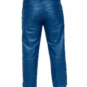 Op de afbeelding: Een blauwe leren broek. De broek heeft een klassiek ontwerp met vijf zakken, met een knoop- en ritssluiting. Het leer heeft een lichte glans. De afbeelding toont de achterkant van de broek.