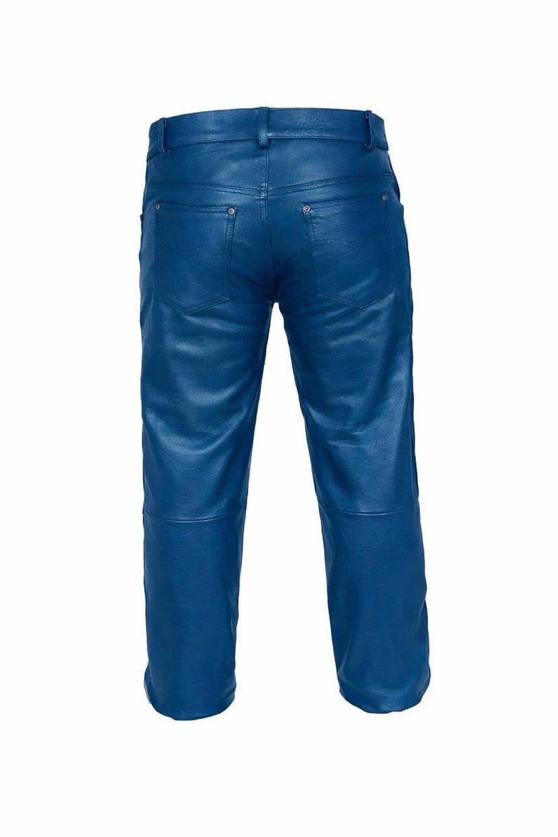 Op de afbeelding: Een blauwe leren broek. De broek heeft een klassiek ontwerp met vijf zakken, met een knoop- en ritssluiting. Het leer heeft een lichte glans. De afbeelding toont de achterkant van de broek.