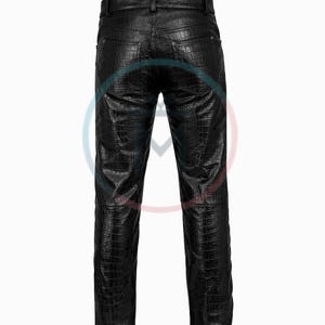 K&ouml;nnte beinhalten: Schwarze Lederhose mit Krokodilhautstruktur. Die Hose hat ein klassisches F&uuml;nf-Taschen-Design, G&uuml;rtelschlaufen sowie einen Knopf- und Rei&szlig;verschluss. Die Hose ist im geraden Bein-Stil.