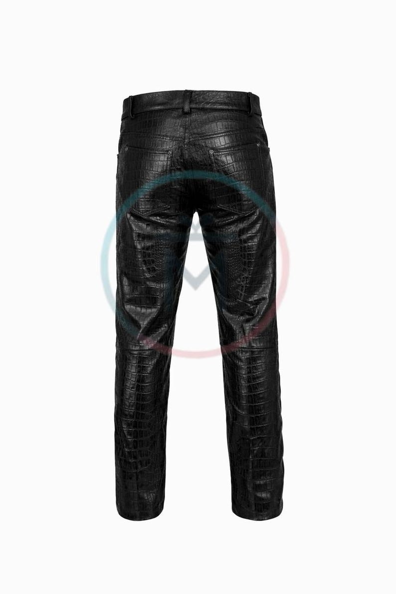 K&ouml;nnte beinhalten: Schwarze Lederhose mit Krokodilhautstruktur. Die Hose hat ein klassisches F&uuml;nf-Taschen-Design, G&uuml;rtelschlaufen sowie einen Knopf- und Rei&szlig;verschluss. Die Hose ist im geraden Bein-Stil.