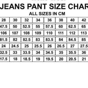 Op de afbeelding: Een jeans maattabel met afmetingen in centimeters. De tabel toont taillematen van 28 tot 46, heupmaten van 47,5 tot 70 cm en lengtes van 106 tot 115 cm. Het bevat ook binnenbeenlengte, voorste taille, achterste taille en zoom.