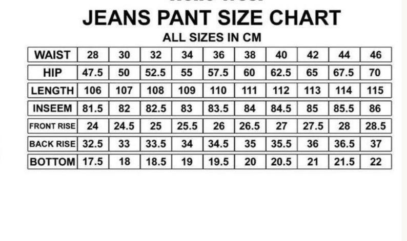 Op de afbeelding: Een jeans maattabel met afmetingen in centimeters. De tabel toont taillematen van 28 tot 46, heupmaten van 47,5 tot 70 cm en lengtes van 106 tot 115 cm. Het bevat ook binnenbeenlengte, voorste taille, achterste taille en zoom.