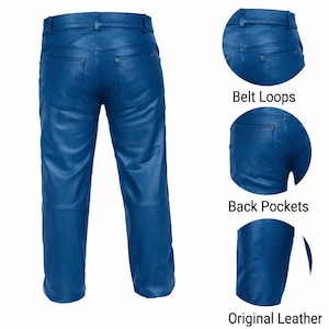 Op de afbeelding: Blauwe leren broek met riemlussen en achterzakken. De afbeelding toont de achterkant van de broek, met close-ups die de details van het originele leermateriaal benadrukken.