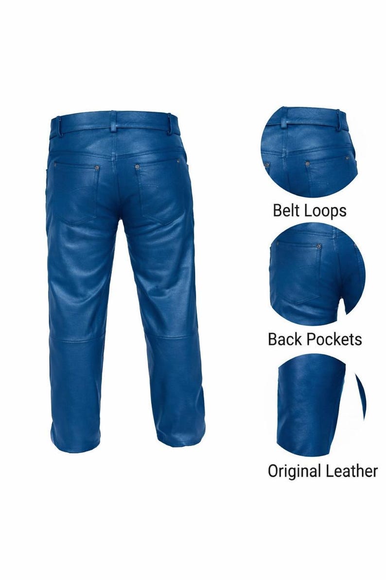 Op de afbeelding: Blauwe leren broek met riemlussen en achterzakken. De afbeelding toont de achterkant van de broek, met close-ups die de details van het originele leermateriaal benadrukken.