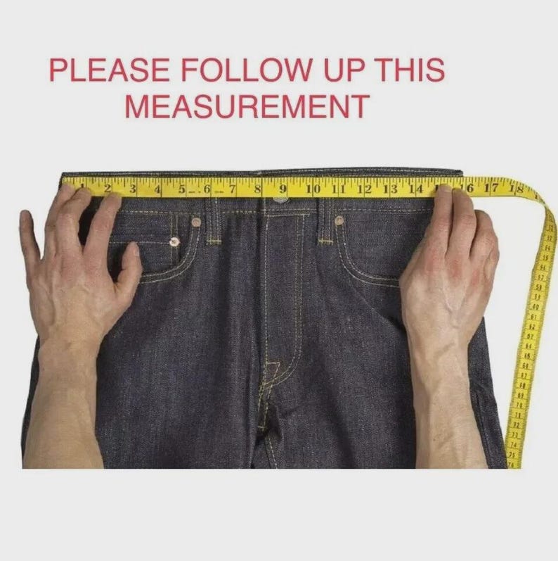 Op de afbeelding: Donkerblauwe denim jeans met een gele meetlint over de taille. De tekst "PLEASE FOLLOW UP THIS MEASUREMENT" staat in het rood boven de jeans. De tape meet ongeveer 40 cm.