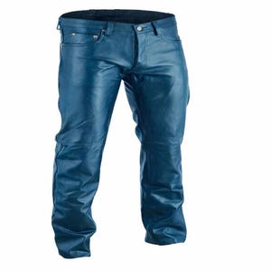 Op de afbeelding: Blauwe leren broek met een klassiek vijf-zakken ontwerp. De broek heeft een knoop- en ritssluiting, riemlussen en een rechte pijp. Het leer heeft een lichte glans en de broek lijkt nieuw te zijn.