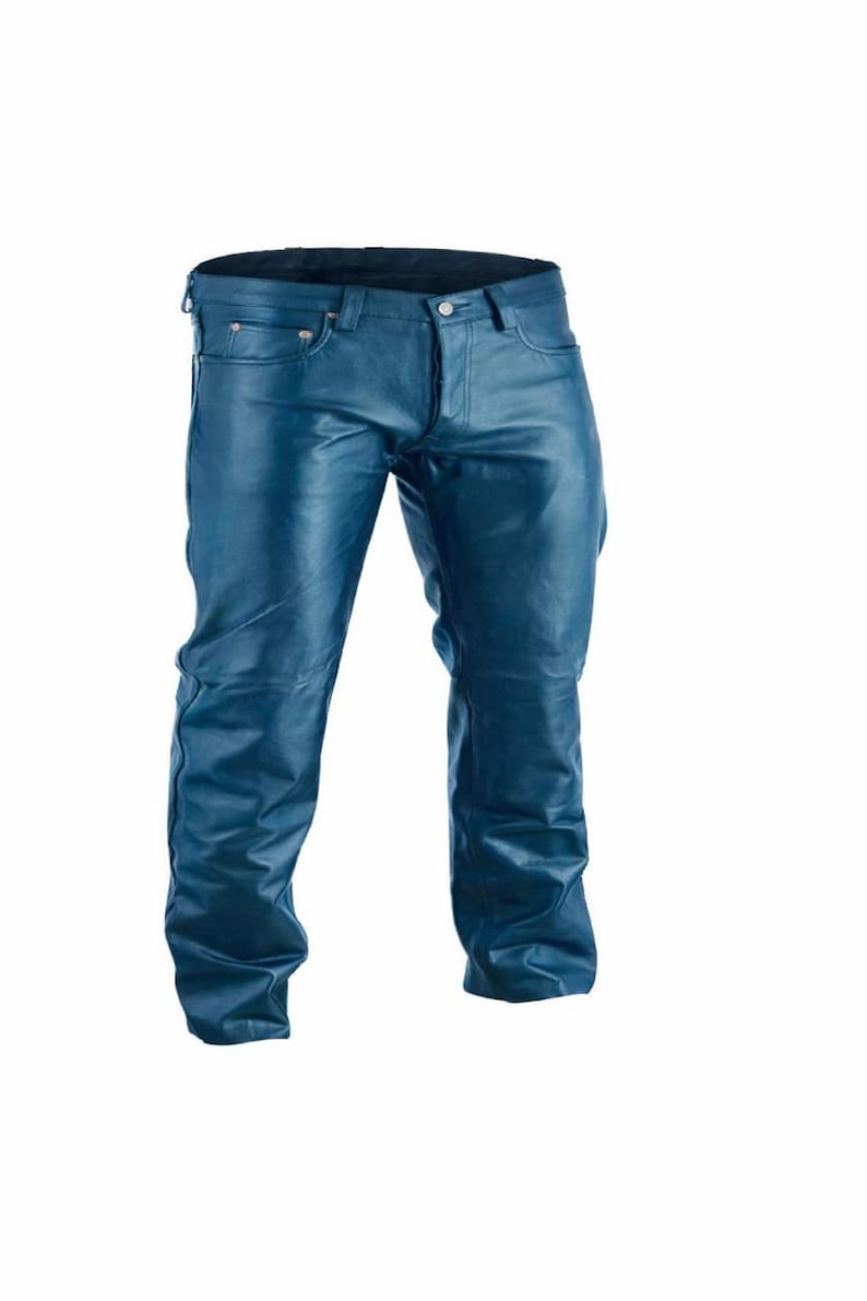 Op de afbeelding: Blauwe leren broek met een klassiek vijf-zakken ontwerp. De broek heeft een knoop- en ritssluiting, riemlussen en een rechte pijp. Het leer heeft een lichte glans en de broek lijkt nieuw te zijn.