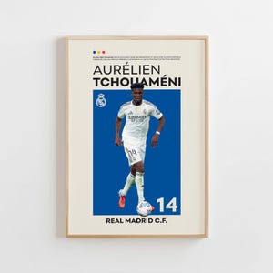 Könnte beinhalten: Gerahmtes Poster mit Aurélien Tchouaméni in einem Real Madrid C.F.-Trikot. Das Poster hat einen blauen Hintergrund mit der Nummer 14. Das Poster enthält den Text "Aurélien Tchouaméni" und das Logo von Real Madrid C.F.