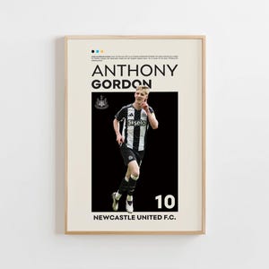 Puede incluir: Póster enmarcado de Anthony Gordon con uniforme a rayas blanco y negro. El póster incluye el nombre del jugador, el logotipo del equipo y el número 10. El fondo es de color neutro, con texto en la parte superior e inferior.