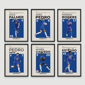 Könnte beinhalten: Ein Set aus sechs gerahmten Postern mit den Chelsea F.C. Fußballspielern Cole Palmer, João Pedro, Morgan Rogers, Pedro Neto, Moisés Caicedo und Estêvão. Jeder Druck zeigt den Namen, die Trikotnummer und das Wappen des Chelsea F.C.