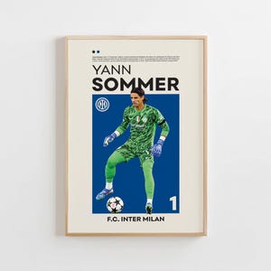 Pode incluir: Um poster emoldurado com Yann Sommer, guarda-redes de futebol, em uniforme verde com detalhes azuis. O poster inclui o texto "YANN SOMMER" e "F.C. INTER MILAN". O número "1" é visível no lado direito.