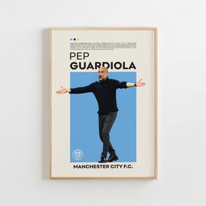 Könnte beinhalten: Gerahmtes Poster mit Pep Guardiola, die Arme ausgebreitet, vor hellblauem Hintergrund. Das Poster enthält den Text "PEP GUARDIOLA" und "MANCHESTER CITY F.C." in modernem Design, mit beigem Hintergrund.