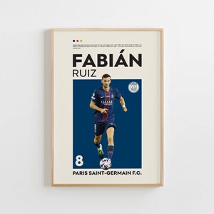 Puede incluir: Un póster enmarcado con el futbolista Fabián Ruiz con el uniforme del Paris Saint-Germain F.C. El póster incluye el nombre del jugador, el logotipo del equipo y el número 8. El fondo es una mezcla de crema, azul marino y blanco.