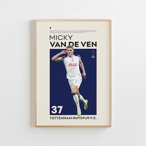 Op de afbeelding: Een ingelijste poster met Micky van de Ven in een Tottenham Hotspur F.C. tenue. De poster heeft een beige achtergrond met de naam van de speler, nummer 37 en de teamnaam. De speler staat op een donkerblauwe achtergrond.