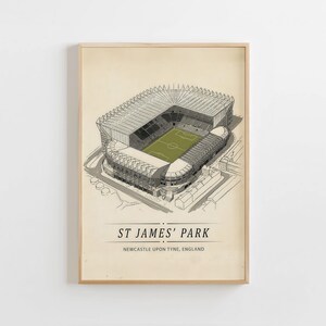 Puede incluir: Impresión enmarcada del estadio St James' Park en Newcastle upon Tyne, Inglaterra. La ilustración arquitectónica detallada muestra el estadio con su campo verde y gradas. El texto "ST JAMES' PARK" se muestra debajo.