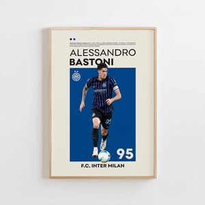 Pode incluir: Pôster emoldurado com Alessandro Bastoni em uniforme de futebol azul e preto, número 95. O pôster inclui o logotipo do F.C. Inter Milan e informações do jogador. O fundo é bege claro com um retângulo azul.
