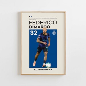 Pode incluir: Pôster emoldurado do jogador de futebol Federico Dimarco com camisa azul e preta número 32. O pôster inclui o texto "F.C. INTER MILAN" e uma bola de futebol. A moldura é de madeira.
