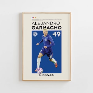 Könnte beinhalten: Gerahmtes Poster mit Alejandro Garnacho im Chelsea F.C.-Trikot. Das Poster enthält den Namen des Spielers, die Nummer 49 und das Teamlogo. Der Hintergrund ist eine Mischung aus Blau- und Cremefarben.