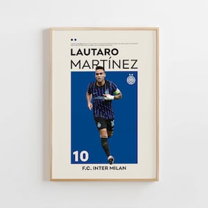 Pode incluir: Um poster emoldurado com Lautaro Martínez com seu uniforme do Inter de Milão. O poster tem um design azul e preto, com o número 10 e o texto "F.C. INTER MILAN" na parte inferior. O poster está em uma moldura de madeira.