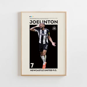 Puede incluir: Un póster enmarcado con el futbolista Joelinton con una camiseta a rayas blancas y negras con el número 7. El póster incluye el texto "Joelinton" y "Newcastle United F.C."