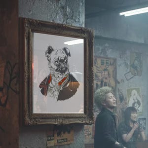 Może przedstawiać: Oprawiona ilustracja mopsa w kurtce i czerwonym kołnierzu. Grafika znajduje się w ozdobnej ramie w stylu vintage, zamontowanej na teksturowanej ścianie. Obraz ma mroczną, nastrojową estetykę.