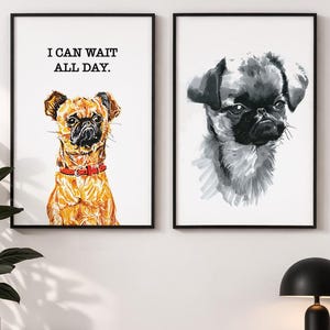 Może przedstawiać: Dwa oprawione wydruki ścienne z portretami psów. Lewy wydruk przedstawia psa o brązowym umaszczeniu w czerwonej obroży z napisem I CAN WAIT ALL DAY. Prawy wydruk przedstawia portret psa w odcieniach szarości z ciemnym pyskiem i oczami.