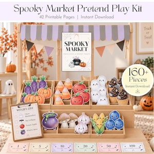 Op de afbeelding: Een Spooky Market fantasiespeelset met een houten standaard met een paars-witte gestreepte luifel, een bord met de tekst Spooky Market, en diverse papieren uitsparingen van pompoenen, spoken, cupcakes en groenten, plus een klembord en speelgeld.