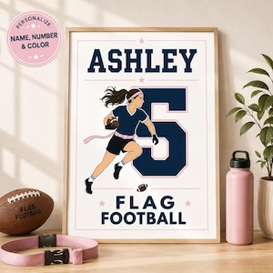 Puede incluir: Un póster enmarcado con una ilustración de una jugadora de flag football con camiseta y pantalones cortos azul marino y una cinta rosa. El texto dice ASHLEY, 5 y FLAG FOOTBALL. Una insignia circular indica la personalización de nombre, número y color.