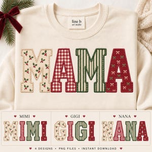 Op de afbeelding: Een crèmekleurige sweater met ronde hals en het woord MAMA in grote blokletters met diverse patronen, waaronder hulstbessen, rood vichy-ruitje, groene strepen en kleine strikjes. Opties voor MIMI, GIGI en NANA worden hieronder weergegeven.