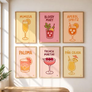 Puede incluir: Un conjunto de seis láminas decorativas enmarcadas con ilustraciones coloridas de cócteles. Cada lámina muestra el nombre de la bebida: Mimosa, Bloody Mary, Aperol Spritz, Paloma, French Martini y Piña Colada, junto a sus gráficos.