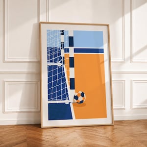 Puede incluir: Una lámina de arte mural enmarcada que presenta una ilustración gráfica de una portería de balonmano con red blanca y un poste a rayas azules y blancas. Un balón de fútbol con paneles geométricos azules, naranjas y blancos sobre una pista naranja.