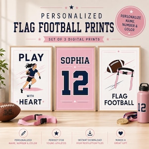 Puede incluir: Un conjunto de tres impresiones digitales personalizadas de flag football con una jugadora, el nombre Sophia con el número 12 y un balón con un cinturón rosa. El texto dice Personalized Flag Football Prints, Play With Heart y Flag Football.