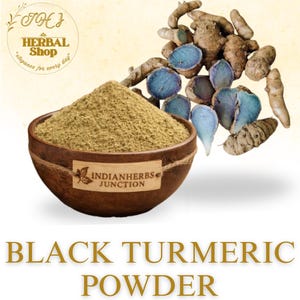 Puede incluir: Un cuenco de madera lleno de polvo de cúrcuma negra, con raíces enteras de cúrcuma negra y trozos cortados con interiores azules. La imagen también incluye el texto "BLACK TURMERIC POWDER". El logotipo de Herbal Shop está en la esquina superior izquierda.