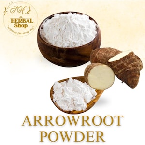 Puede incluir: Un cuenco y una cuchara de madera llenos de polvo de arrurruz blanco, junto con raíces de taro enteras y en rodajas. La imagen presenta el texto "ARROWROOT POWDER" en letras doradas, con un logotipo de "JOE'S HERBAL SHOP".