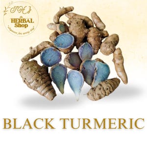 Puede incluir: Un montón de rizomas de cúrcuma negra, algunos cortados para revelar un interior azul vibrante. La imagen incluye el texto "BLACK TURMERIC" en letras doradas y un logotipo de "JOE'S HERBAL SHOP".