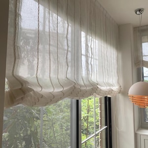 Estor romano de lino a rayas con control de cadena, estor romano de pliegue suave y relajado, tratamiento de ventana personalizado que filtra la luz