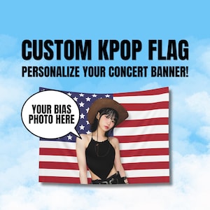 Op de afbeelding: Een aangepaste KPOP-vlag met de tekst "CUSTOM KPOP FLAG" en "PERSONALISEER JE CONCERT BANNER!". De vlag heeft het ontwerp van de Amerikaanse vlag met een foto van een persoon. Een tekstballon zegt "YOUR BIAS PHOTO HERE".