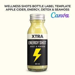 Pu&ograve; includere: Una piccola bottiglia di vetro riempita con un liquido giallo, etichettata "XTRA ENERGY SHOT" con un fulmine giallo. La bottiglia ha un tappo argentato e un'etichetta in bianco e nero. Sono visibili anche le scritte "BOOST & PERFORM" e "60 ml".