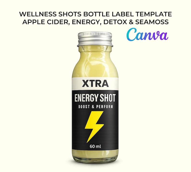 Pu&ograve; includere: Una piccola bottiglia di vetro riempita con un liquido giallo, etichettata "XTRA ENERGY SHOT" con un fulmine giallo. La bottiglia ha un tappo argentato e un'etichetta in bianco e nero. Sono visibili anche le scritte "BOOST & PERFORM" e "60 ml".