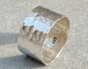 Anello da uomo in argento sterling massiccio martellato da 14 mm di larghezza, con fascia pesante