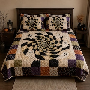 Peut inclure: Une courtepointe et deux taies d'oreiller assorties présentant un motif en spirale noir et crème au centre, entouré de silhouettes de fantômes blancs. La literie possède une bordure de carrés patchwork multicolores, orange et violets.