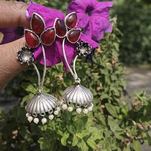 Handgemaakte Jhumka-oorbellen van rode steen • Hangsieraden geoxideerde parel