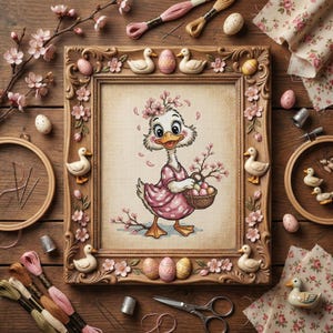以下が含まれることがあります： ピンクのドレスを着た漫画のアヒルのクロスステッチの額入り作品。アヒル、花、イースターエッグの置物で飾られたフレーム。刺繍用品と花のアクセントが木製の表面のフレームを囲んでいます。
