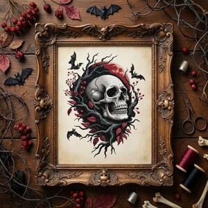 Puede incluir: Ilustración enmarcada de una calavera con temática gótica oscura. La obra presenta una calavera detallada rodeada de ramas oscuras, hojas rojas y murciélagos. El marco marrón ornamentado añade un toque vintage, perfecto para la decoración de Halloween.
