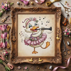 Può includere: Un ricamo incorniciato di un'anatra dei cartoni animati che suona il clarinetto, con un tutù rosa e una corona di fiori. La cornice ornata, marrone, è circondata da fili per ricamo, violini in miniatura e composizioni floreali. L'anatra sorride, con note musicali.