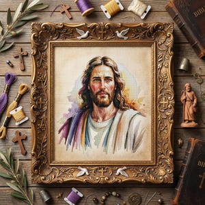 Könnte beinhalten: Ein gerahmtes Aquarellporträt von Jesus mit langen braunen Haaren und Bart, der ein weißes Gewand und einen lila Schal trägt. Der verzierte goldene Rahmen ist von religiösen Gegenständen wie Kreuzen, Garnrollen und einer kleinen Statue umgeben.