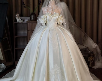 Vestido de novia de lujo de satén estilo princesa, vestido de novia floral 3D con hombros descubiertos y detalles de encaje bordado, elegante vestido de novia real.